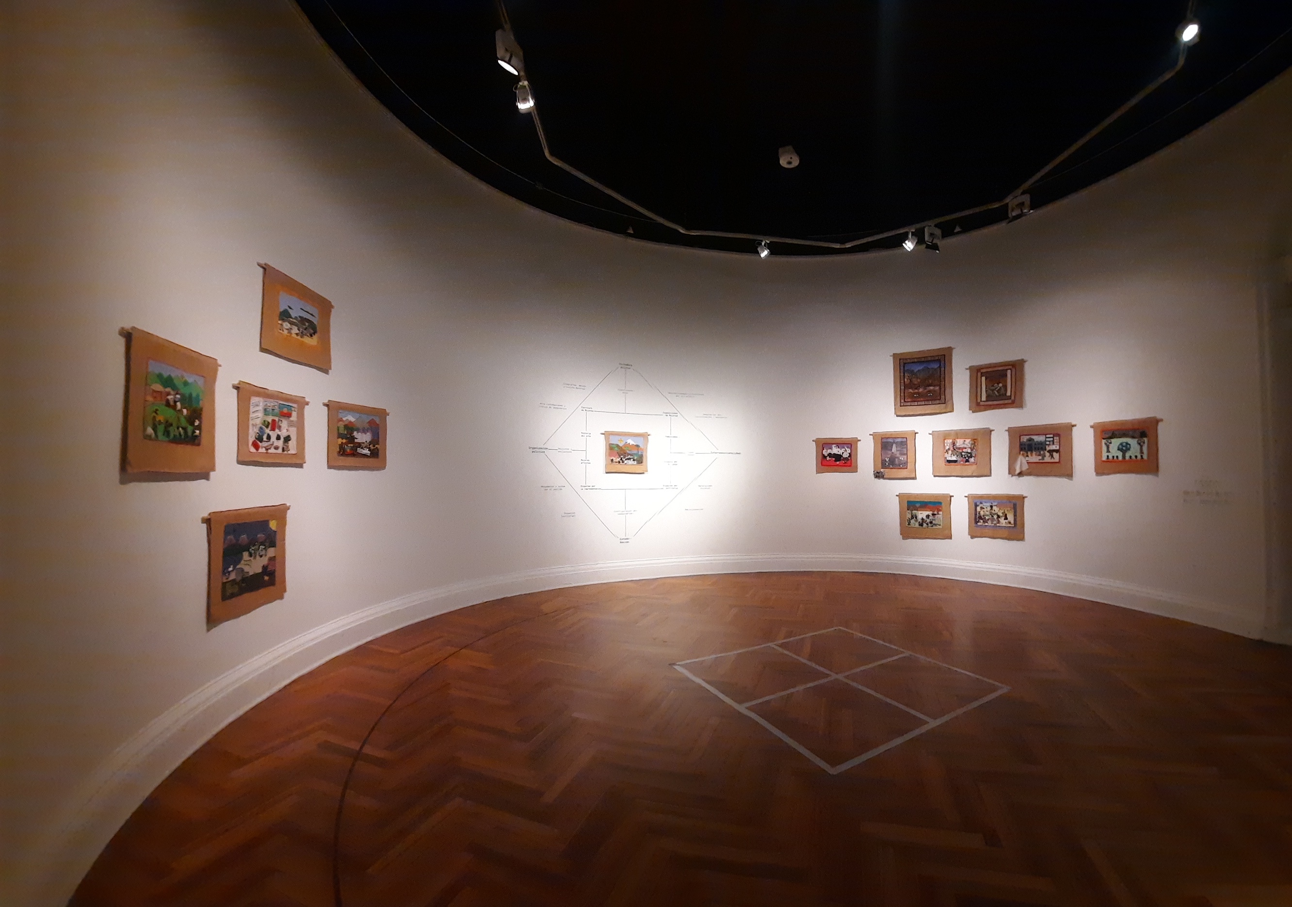 9 arpilleras en diálogo con La Mujer en el Arte 1975 y 6 con Miradas sobre el Wall Mapu, foto Susana Arias(MNBA)