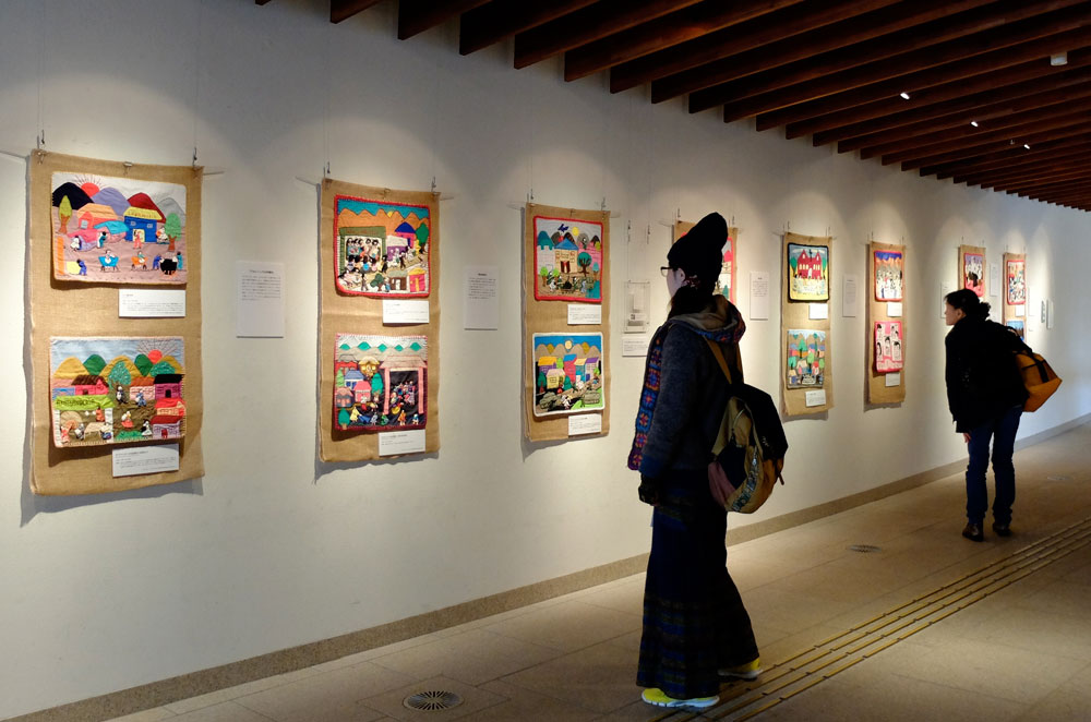 People observing attentively the exhibition: Arpillera: Chilean appliques that narrate in silence
アルピジェラ ～沈黙のなかで物語る、チリのキルト～
November, 2015. (Photo:Tomomitsu Oshima)