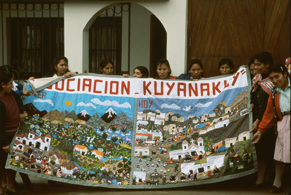 Arpilleristas with their completed arpillera 'Asociación Kuyanakuy, Ayer - Hoy / Yesterday - Today',  (Photo: © Gaby Franger)