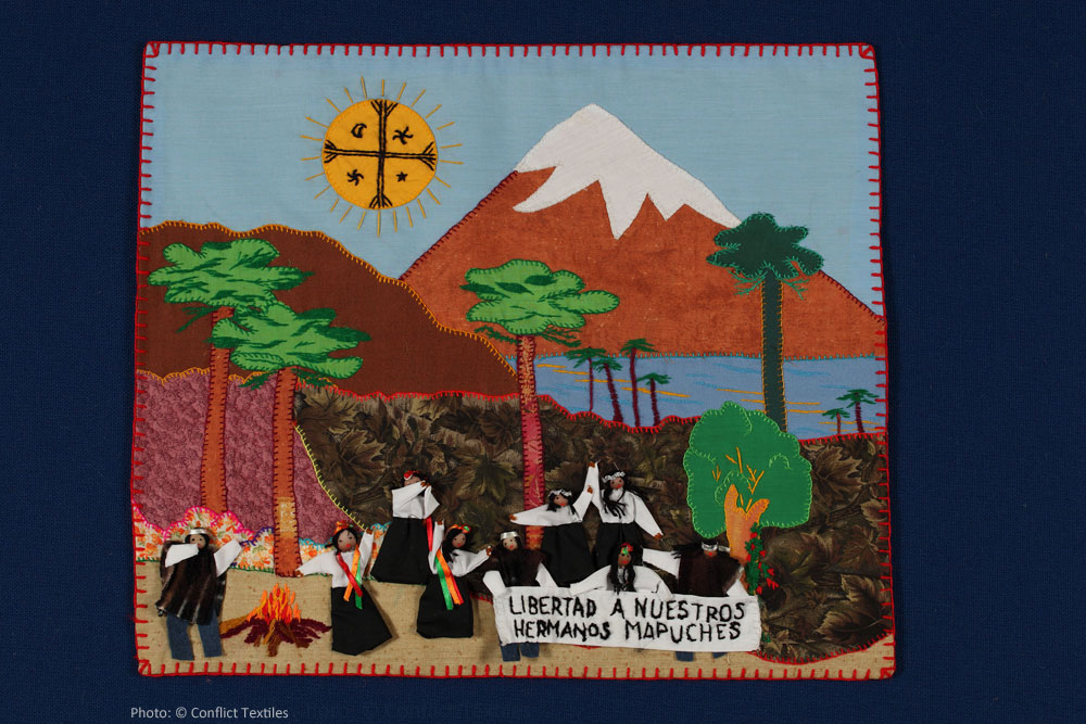 'Libertad a nuestros hermanos Mapuche / Freedom to our Mapuche brothers', by Aurora Ortiz. (Photo: Martin Melaugh)