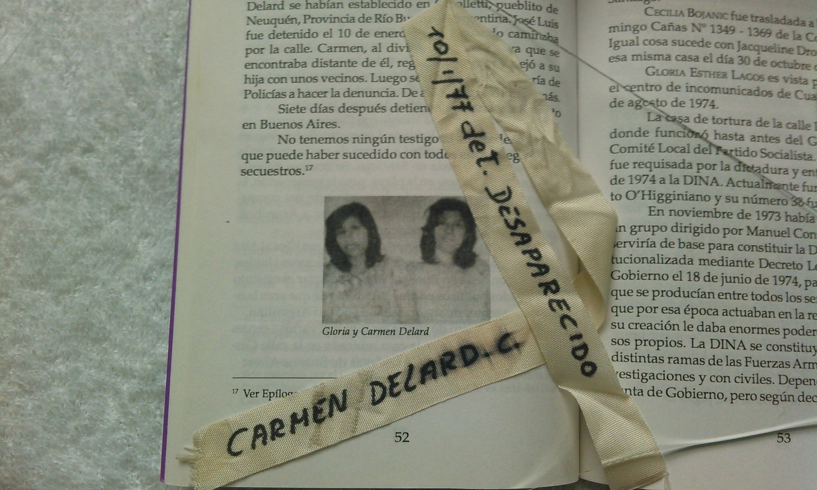 'Cinta conmemorativa / symbolic ribbon', Carried by an Abuela de Plaza de Mayo in a 1986 march denouncing the detention and disappearance of Chilean Carmen Delard on the 10th January 1977 in
Argentina. (Photo: Eva Gonzalez)